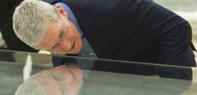 Tim Cook, consejero delegado de Apple, durante su visita a la sede de la empresa Seele, en Alemania, fabricante de los cristales que la compañía utiliza en sus tiendas.
