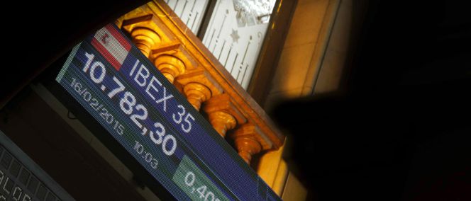 Paneles informativos en el parqué madrileño del principal indicador de la Bolsa española, el Ibex 35.