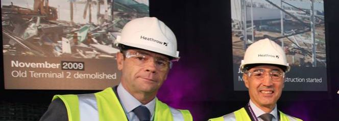 Íñigo Meirás, consejero delegado de Ferrovial, junto a Rafael del Pino, presidente del grupo, ambos con ropa de seguridad en el aeropuerto de Heathrow.