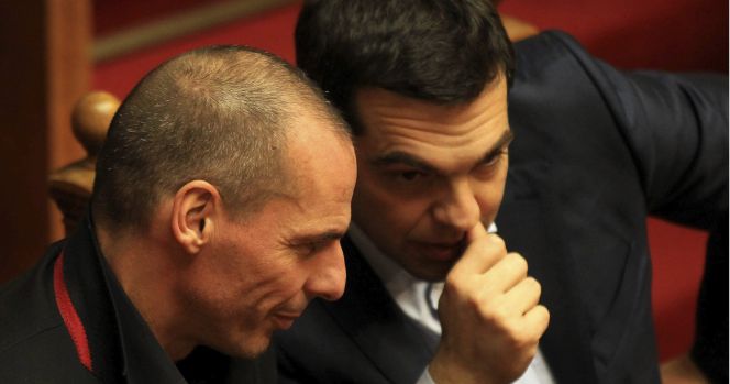 El primer ministro griego Alexis Tsipras (dcha) conversa con el ministro de Finanzas Yanis Varufakis en una sesión del Parlamento esta semana.