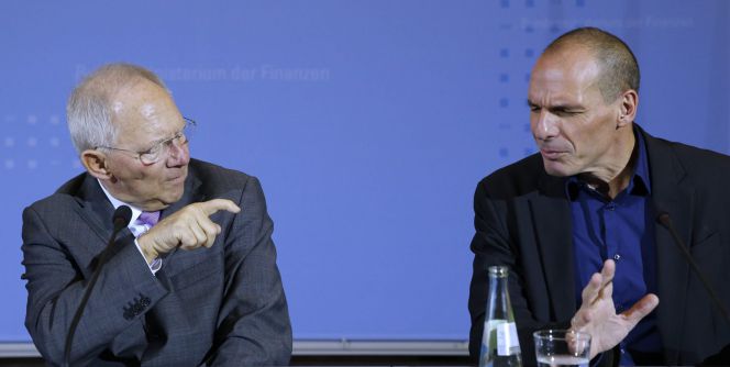 Yanis Varoufakis y el ministro alemán de finanzas, Wolfgang Schaeuble.