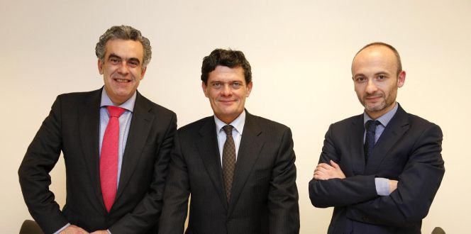Manuel Gómez Gilabert, director general de Recursos Globales de Sareb; Jaime Echegoyen, presidente de la sociedad, y Oscar García Maceiras, secretario general y director general de Desarrollo Corporativo y Asuntos Legales. rn