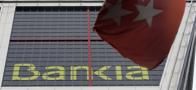 Una bandera de la comunidad madrileña ondea ante la sede de Bankia en Madrid. EFEArchivo