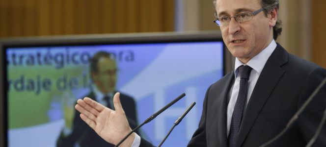 El ministro de Sanidad, Alfonso Alonso, durante la presentación de las líneas generales del plan estratégico para el Abordaje de la Hepatitis C, hoy en Madrid.