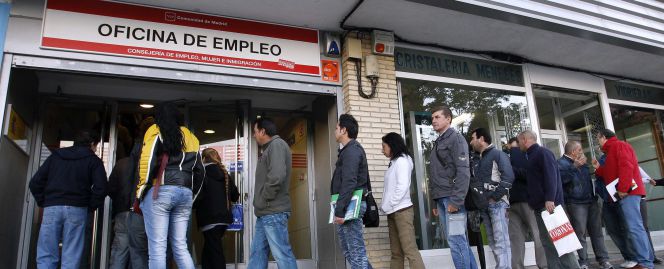Cola de parados en una oficina de empleo de Madrid