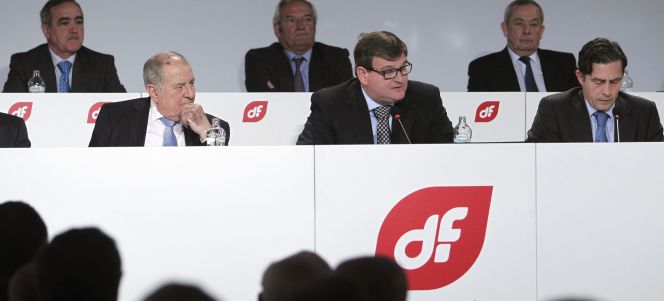 Ángel del Valle (centro), presidente de Duro Felguera, en una junta de accionistas de la empresa.