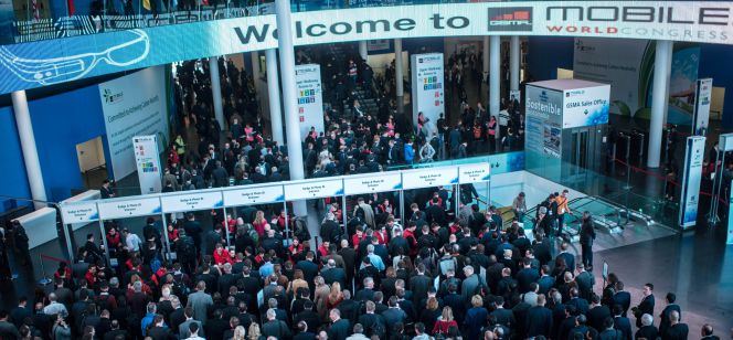 Visitantes de la feria haciendo cola durante la pasada edición del Mobile World Congress en 2014.
