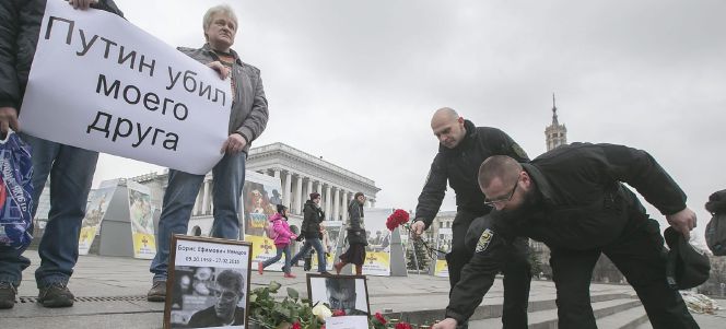 Ciudadanos rusos en la zona de Moscú donde Boris Nemtsov ha muerto asesinado.