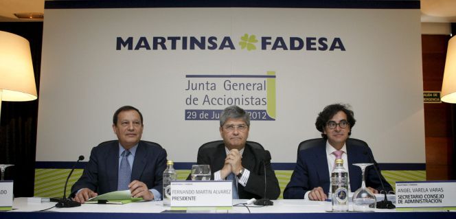El presidente de la inmobiliaria Martinsa-Fadesa, Fernando Martín (c), acompañado del consejero delegado, Antonio Martín Criado (i) y el secretario del consejo, Ángel Varela, durante una junta General Ordinaria de Accionistas en 2012. EFEArchivo