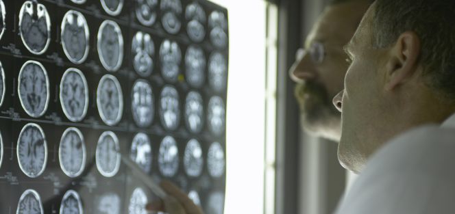 Los médicos (en la imagen, farmaceúticos, ingenieros y funcionarios se han convertido en uno de los clientes más apreciados por las entidades.