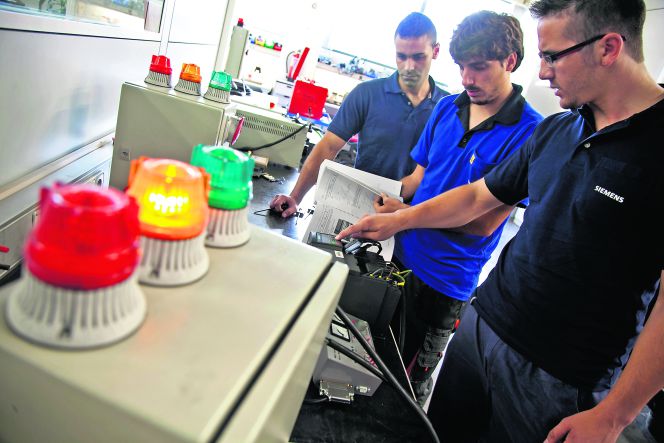 Alumnos de FP dual durante su periodo de prácticas en el centro de Siemens de Getafe.