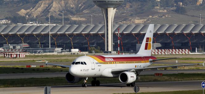 Aviones de la compañia Iberia en la terminal 4 (T-4) del aeropuerto de Barajas, Madrid.