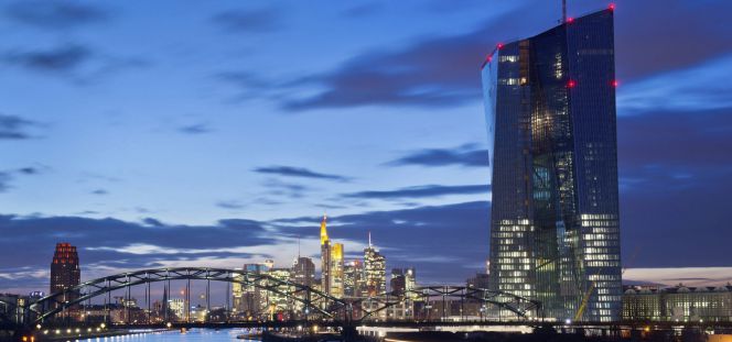 Sede del Banco Central Europeo (dcha) al atardecer en Fráncfort, Alemania. EFEArchivo