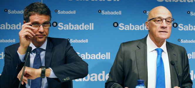 El presidente de Banco Sabadell, José Oliu (derecha), y su consejero delegado, Jaime Guardiola (izquierda). Reuters
