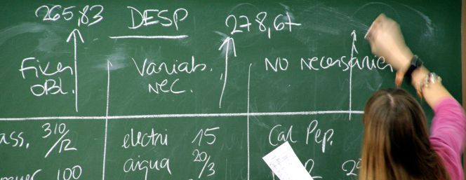 Una voluntaria de La Caixa imparte un taller de finanzas básicas en un colegio de Cataluña.rn