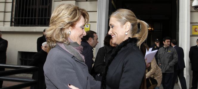 Esperanza Aguirre y Cristina Cifuentes en la toma de posesión de la segunda como delegada del Gobierno en 2012.