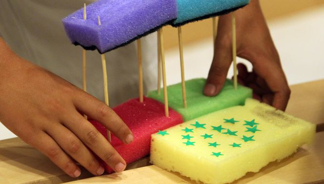Un niño con un juego de construcciones