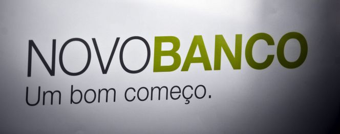 Logo del Banco Espírito Santo tras la transformación en Novo Banco, en una oficina de Lisboa (Portugal).