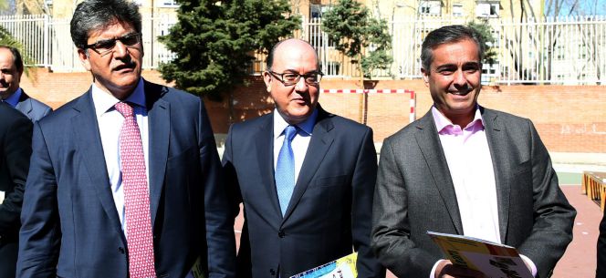 Los consejeros delegados del Banco Santander y del BBVA, José Antonio Álvarez (i) y Ángel Cano (d), y el presidente de la Asociación Española de Banca (AEB), José María Roldán, en un instituto. EFEBallesteros