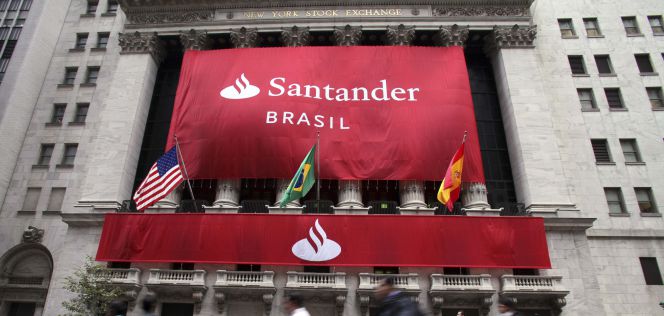 Imagen de la fachada de Wall Street el día del estreno de Santander Brasil.