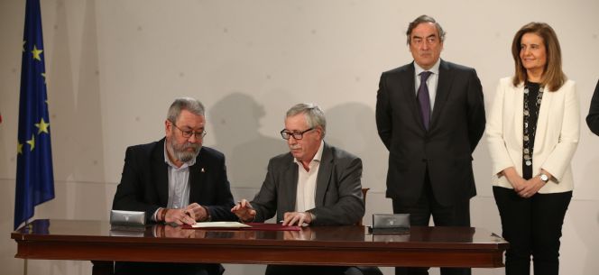 De izquierda a derecha sentados: Cándido Méndez (UGT), Ignacio Fernández Toxo (CC OO). De pie: Juan Rosell (CEOE) y Fátima Báñez, ministra de Empleo y Seguridad Social.