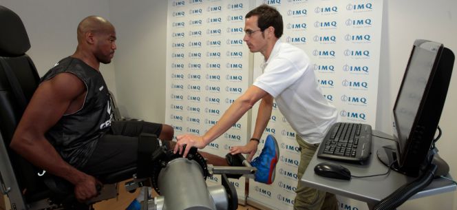 Un médico fisioterapeuta atiende a un jugador de baloncesto. Archivo