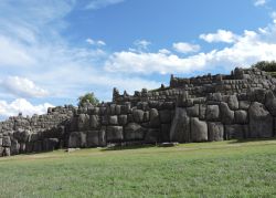 Muros de piedra del santuario religioso de Sacsayhuamán.