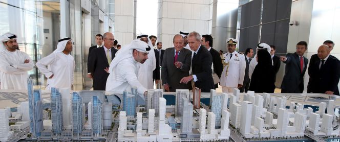 En el centro, el rey honorífico Juan Carlos I y el ministro de Defensa, Pedro Morenés, observando una maqueta de la nueva ciudad financiera de Abu Dabi en abril de 2014.