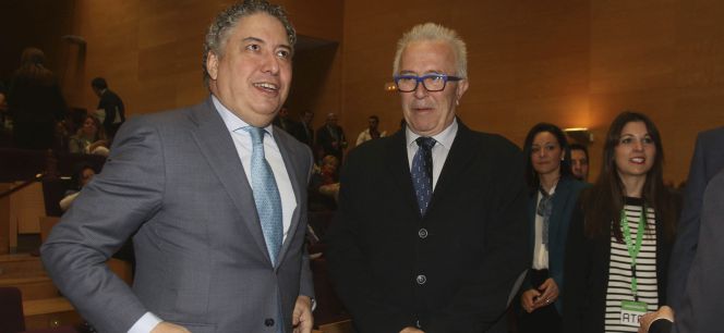 El secretario de Estado de Seguridad Social, Tomás Burgos, junto al consejero de Economía, Innovación, Ciencia y Empleo de la Junta Andalucía, José Sánchez Maldonado, en el Foro de Emprendedores y Autónomos 2015.