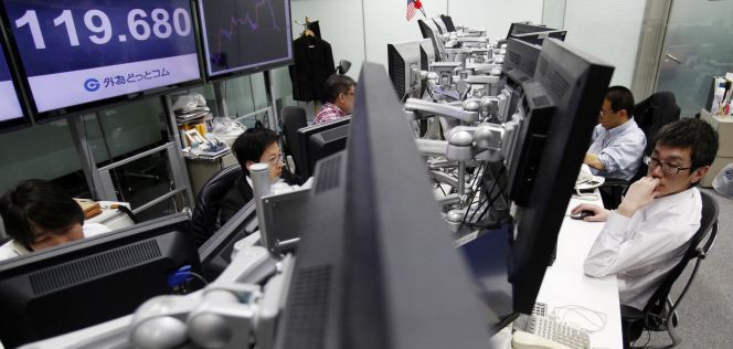 Empleados de una casa de divisas en Japón.