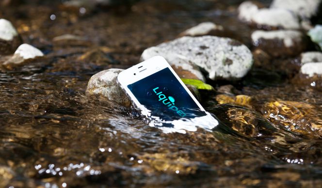Teléfono sumergido en agua