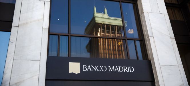 Logo de Banco Madrid en la sede de la entidad.