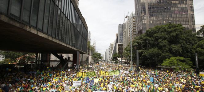 Cientos de personas participan en una manifestación contra la presidenta brasileña, Dilma Rousseff