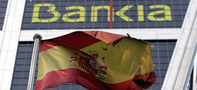 En la imagen, una bandera española que ondea delante de la sede de Bankia en Madrid (España). EFEArchivo