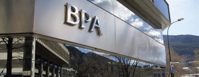 La sede del gobierno de Andorra reflejada en la fachada de la sede principal de Banca Privada de Andorra (BPA).