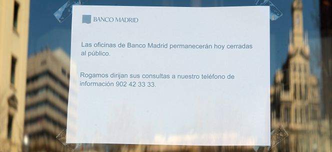 Puerta de la sede de Banco Madrid