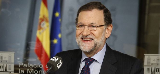 El presidente del Gobierno, Mariano Rajoy, durante la entrevista que ha concedido hoy, desde el Palacio de la Moncloa, a la cadena de radio Onda Cero.