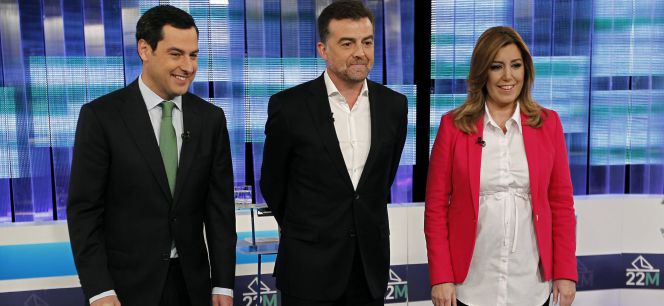 La candidata socialista a la Presidencia de la Junta de Andalucía, Susana Díaz, y los candidatos por IU, Antonio Maillo (c) y el popular Juanma Moreno, momentos antes de comenzar el último debate electoral.
