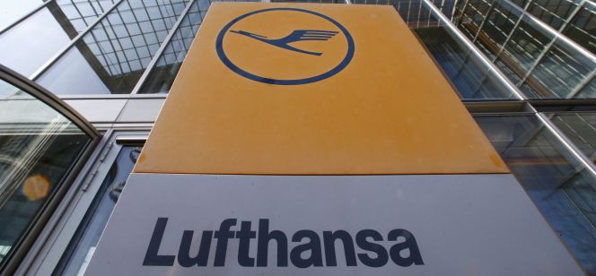 Emblema de Lufthansa en Fráncfort.