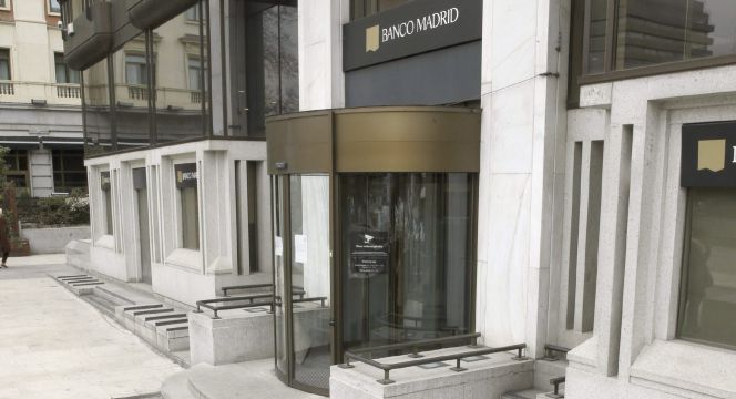 Un cliente de Banco Madrid, quien asegura tener en la entidad 740.000 euros, responde a las preguntas de los periodistas a la entrada del banco, filial del banco andorrano intervenido por la CNMV, Banca Privada d'Andorra (BPA).