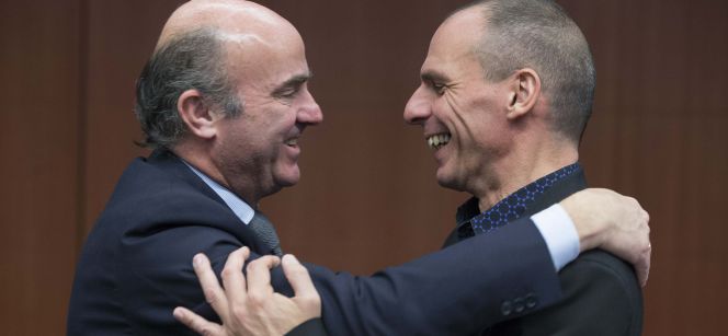 El ministro de Economía, Luis de Guindos, se saluda con el minisro de Finanzas de Grecia, Yanis Varufakis en una reunión del Eurogrupo.