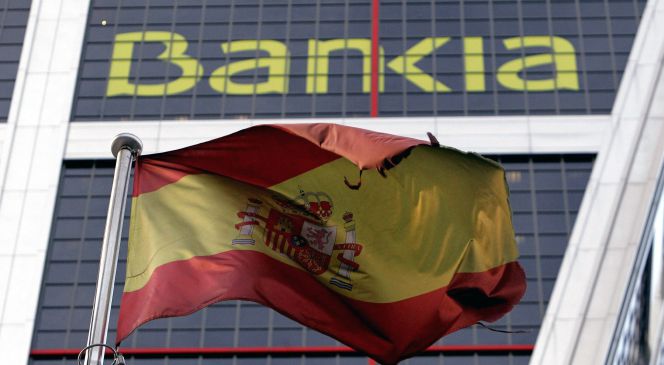 En la imagen, una bandera española que ondea delante de la sede de Bankia en Madrid (España). EFEArchivo