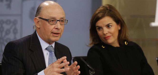 La vicepresidenta del Gobierno, Soraya Sáenz de Santamaría y el ministro de Hacienda, Cristóbal Montoro, durante la rueda de prensa posterior a la reunión del Consejo de Ministros celebrado hoy en La Moncloa. EFE