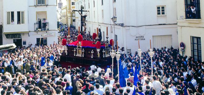 Imagen de una procesión durante la Semana Santa sevillana