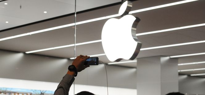 Apple se estrena en el Dow Jones con leves caídas