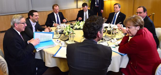 El presidente de la Comisión Europea, Jean-Claude Juncker; el primer ministro griego, Alexis Tsipras; el presidente del Consejo Europeo, el polaco, Donald Tusk; el secretario General de Consejo de la UE., Uwe Corsepius; el presidente del ECB, Mario Draghi; el presidente francés, Francois Hollande; la canciller alemana, Angela Merkel, y el ministro de Finanzas holandés, presidente del Eurogrupo, Jeroen Dijsselbloem, participan en el inicio de una reunión especial sobre la crisis financiera en Grecia, paralelo a la cumbre de jefes de Estado y Gobierno Europeos en Bruselas, Bélgica, 19 de marzo de 2015.