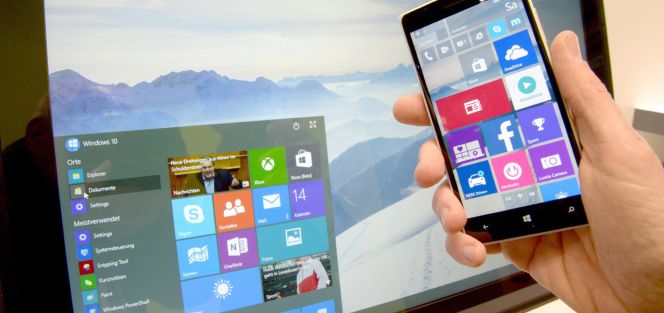 Una persona muestra el nuevo sistema operativo Windows 10 en la feria tecnológica Cebit, en Hanover, Alemania.