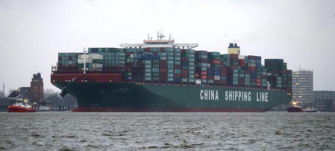 El barco contenedor más grande del mundo, el CSCL Globe de la compañía China Shipping Group, es remolcado hacia el interior del puerto de Hamburgo (Alemania).