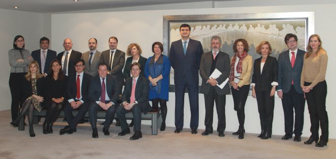 De izquierda a derecha, de pie: Amaya Manrique (Navarra), Julián López-Arenas (Cámara España), Juan Miguel Márquez (Icex), Carmelo Corral (Castilla-La Mancha), Joan Romero (Cataluña), Marian Ibarrondo (País Vasco), Lourdes Cardona (Baleares), Francisco Javier Garzón (Icex), Juan Manuel Pérez (Canarias), Alicia Montalvo (Icex), Mar Casanova (Comunidad Valenciana), Álvaro Schweinfurth (CEOE), Vanessa Bernad (Andalucía). Sentados:_Mar Sancho (Castilla y León), Sonia González (Cataluña), Ignacio Martínez de Albornoz (Aragón), Javier Ureña Larragán (La Rioja) y José Luis Moreno (Comunidad de Madrid).