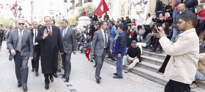 El ministro tunecino de Interior, Mohamed Neyem Garsalli, supervisa el nuevo operativo de seguridad que se ha desplegado en la capital.